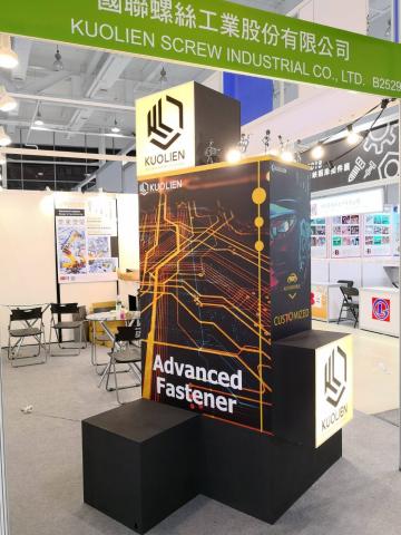 李顏 - 商業展櫃設計