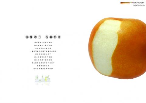 李芷晴 - 果樣潤白 水嫩呵護
悄悄收起大自然的精華
細心捧著水一般的呵護
白裡透紅的水嫩肌膚
一種名叫魅力的種子細緻的在萌芽
漫步在自信的光采下
頭上透露著些許的暖陽
陽光從葉縫中撒落臉頰
閉上眼睛放肆徜徉在大自然中
鮮嫩欲滴的水果
似乎也期待著溫柔的保護