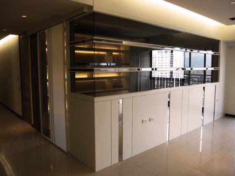 力豪設計有限公司 - 建築型式：新成屋 / 電梯華廈座落位置：新北市 / 三峽空間坪數：53坪家庭成員：兩大、兩小室內格局：三房、兩廳、書房主要風格：簡約-現代主要建材：木皮、石材拼花、壁紙、黑鏡、灰鏡、噴砂玻璃、烤漆玻璃、噴漆、人造石、超耐磨木地板、金屬烤漆、人造皮革、板岩主要軟件：訂製家具、造型燈具、繃布板特殊設備：部分集控開關