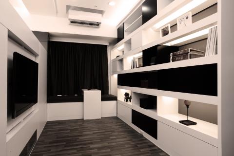 力豪設計有限公司 - 建築型式：新成屋 / 電梯華廈座落位置：新北市 / 三峽空間坪數：46坪家庭成員：兩大、兩小室內格局：三房、兩廳、書房主要風格：黑白灰-現代主要建材：木皮、石材、壁紙、黑鏡、明鏡、噴砂玻璃、烤漆玻璃、噴漆、烤漆、人造石、超耐磨木地板、金屬烤漆、人造皮革主要軟件：訂製家具、造型燈具、繃布板