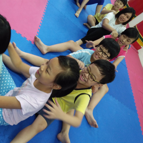 照見瑜伽 - 身、心、靈平衡，隨時隨地陪伴著我們每一天的健康 - 國小兒童團體瑜伽課程。