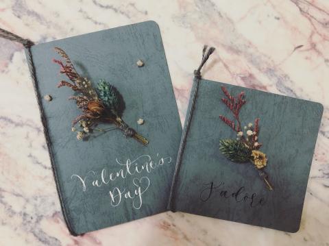 Oph&eacute; Calligraphy - ?七夕情人節卡片?
高雅穩重的灰藍色打底象徵著堅定的愛情，花色的搭配有如穩重的愛，透過滿天星的點綴就像七夕的夜裡閃爍著星星祝福著你們的愛情。