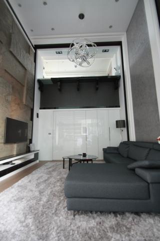 名字算命創建中 - 同空間，挑高的客廳空間