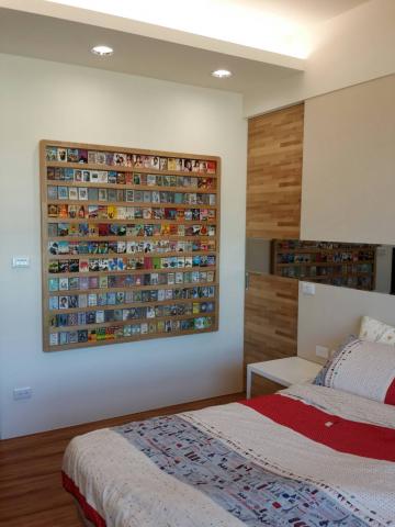 亞倫室內設計工作室 - 主臥房以木紋及茶鏡來搭配,再加上業主收藏的撲克牌,把它設計展示在牆面上,為空間增添活潑感~