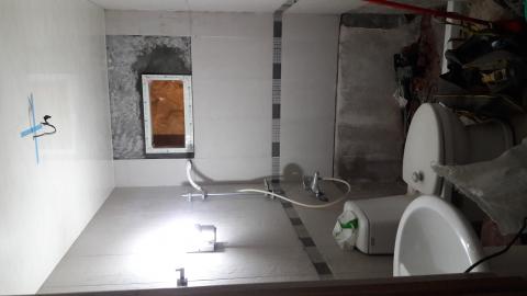 统理水电 - 浴室对外气密。窗施作。