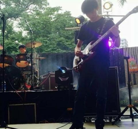 蔡明順 - 高中木吉他也幫彈貝斯