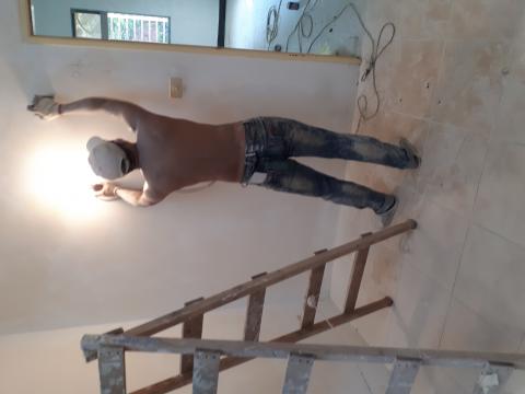 金玉滿堂  油漆 防水 工程 - 師父  批土完後 用砂紙機在研磨牆面準備上乳膠漆