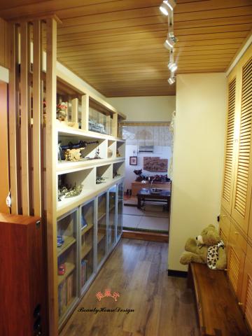 美巢式空間規劃設計有限公司 - 開放的展示櫃兼書櫃和置物櫃，讓空間可以更寬闊些。