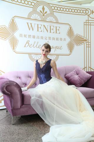 Chris chang - 台灣高級訂製體雕衣品牌-薇妮體雕,於101 四樓世界之環會場舉辦商品發表,而受限於場地規範,除了於下午時段針對媒體、VIP所安排的時尚發表秀外,並將活動會場規劃為充滿華麗復古氛圍的快閃展示間,於活動時間外以人台、攝影作品向一般消費者展示旗下商品,同時也有Model定時定點詮釋體雕衣的時尚穿搭。 Chris chang - 台灣高級訂製體雕衣品牌-薇妮體雕,於101 四樓世界之環會場舉辦商品發表,而受限於場地規範,除了於下午時段針對媒體、VIP所安排的時尚發表秀外,並將活動會場規劃為充滿華麗復古氛圍的快閃展示間,於活動時間外以人台、攝影作品向一般消費者展示旗下商品,同時也有Model定時定點詮釋體雕衣的時尚穿搭。