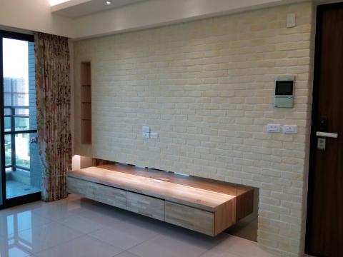 亞倫室內設計工作室 - 淡黃色的文化石,搭上自然的木紋,更顯出文化的內斂質感~