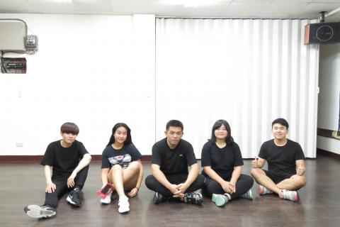 ATD - 課程剛結束，大家累到只想坐著拍照