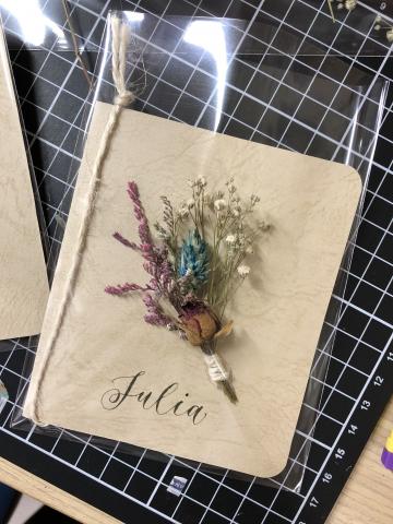 Oph&eacute; Calligraphy - &hearts;畢業季屬名卡片&hearts;
從卡片的選色到乾燥花的配色，滿滿幸福的花語正祝福著畢業生呢 ❣