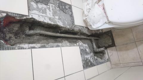 巨雅工程行 - 破損給水管修復：
找出給水管破裂處將鑄鐵零件更換成白鐵壓接零件。