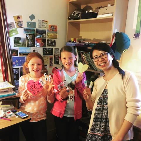 英語通  - 使用圖片及自製卡片教美國小學生中文。