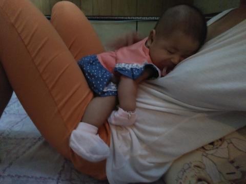 詹雅茹 - 當她哭鬧時  讓她趴在身上賽著奶嘴一邊拍拍她的背就睡了  另外她也很喜歡趴在人家身上