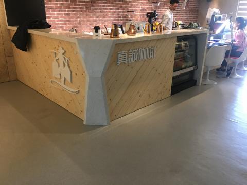 飛向廣告設計 - 餐廳-立體字
在櫃檯吧檯上使用立體字的效果，為台灣較為常見的使用手法，但其效果尤其顯著，所以大部分我們都會建議客人若無特別需求在櫃檯或是門面的部分，使用立體字的效果是非常好的。
