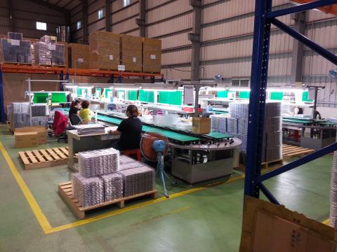 岩督科技有限公司 - 共三條品檢流水線