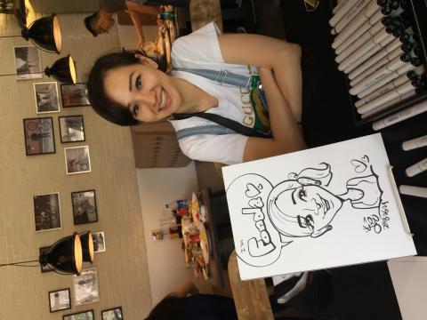 米豆人像漫畫現場 - 畫出貴賓的美麗和神韻,才能夠得到滿意的笑容。