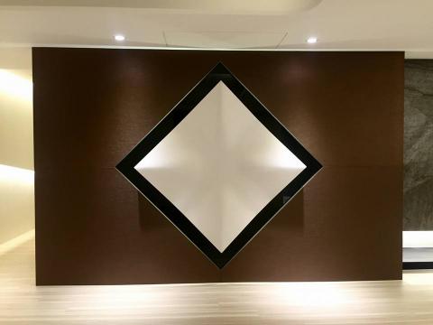 果田田果室內裝修有限公司 - 運用皮革與汽車烤漆珍珠質感,結合燈光陰影.產生立體變化