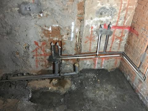 積鈺水電工程行 - 浴室管路新配置
管道間工程施工
翻修