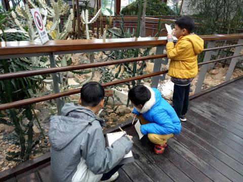 劉昕宜 - 帶孩子前往台北典藏植物園寫生，同時參觀藝術家聯展，從觀察、紀錄、執行、欣賞，深入探討一件作品的生產過程。