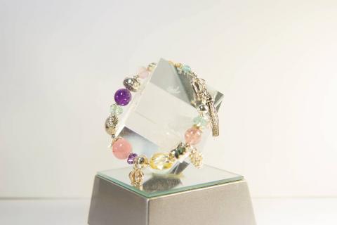 悠雲閣工作室 - 商品攝影。以純白的背景，透過打燈突出水晶的剔透感與亮度。