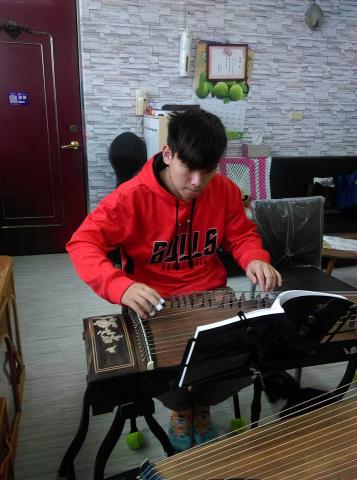 箏心古箏音樂教室 - 學古箏的年齡層越來越低
小鮮肉也開始來學古箏囉