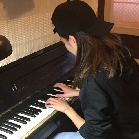 王老師鋼琴家教 - 25歲成年女生，已會周杰倫多首流行歌曲
