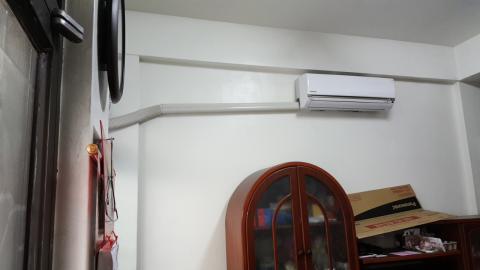 李大豪 - 接上圖。室內機以管槽、軟管將銅管、電線及排水管包覆，整體看起來更美觀