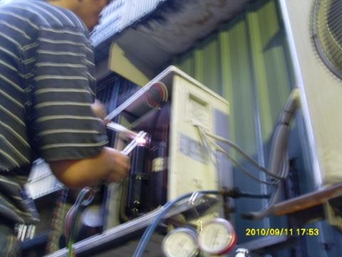 魏雲祥 - 更換壓縮機燒融工事中