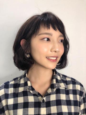 Mika - 厚重無型的頭髮 ❌❌❌

利用不規則剪裁的短瀏海，讓原本漂亮的臉蛋突顯出來 ，搭配可愛的捲度，瞬間變得活潑起來了！ ⭐️⭐️?? 

每個女孩都有適合自己的髮型 ， 但千萬不要因為害怕改變 ，而錯過更好的自己喔！

Mika 都是依每個人的頭型 、髮性、個人特質等、去朔造適合每個寶貝客人的髮型，如果想改變 卻苦無想法 ， 不如與我聊聊吧～???

MIKA Llne ID➡mikaset