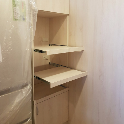 威李工作室 - 廚房的電器櫃分層的規劃可節省空間,但重要的是此處的電源迴路需另行配置,以
免多電器同時使用的電力負荷不足
