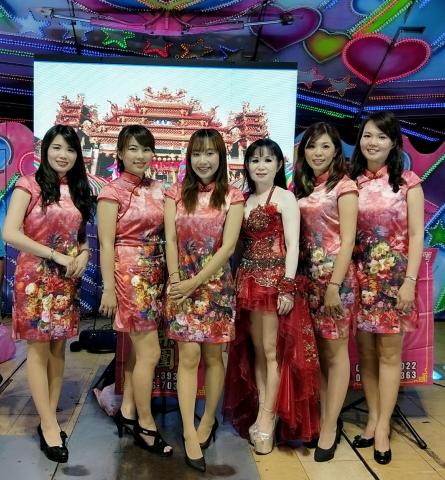 謝依群 - 廟會演出