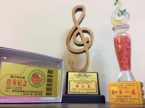 Arting Piano Studio ::: 羅老師鋼琴教學  - 指導榮獲表演藝術盃第一名獎盃
以及維也納鋼琴比賽, 河合鋼琴大賽指導獎