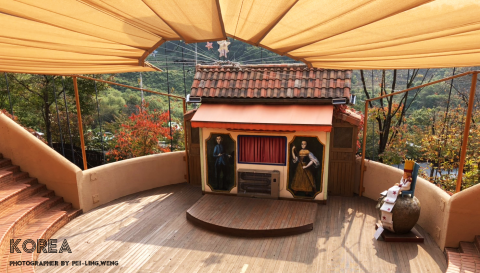 一隻小蜜蜂 - Korea - 小法國村，2018.10.15  / photographer by PEI-LING,WENG