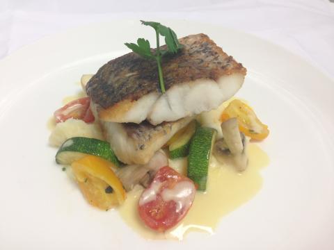 專業廚師 - 嫩煎海鱸魚、時蔬、檸檬醬汁。