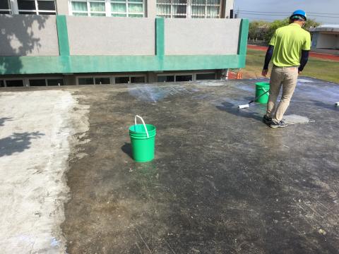 百隆興業有限公司 - 成功國小頂樓防水塗刷
