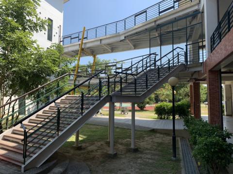 百隆興業有限公司 - 新化國小欄杆防鏽蝕塗裝