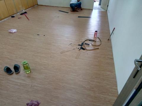 嶺頭裝潢（張家睿） - 辦公室原木色塑膠地板