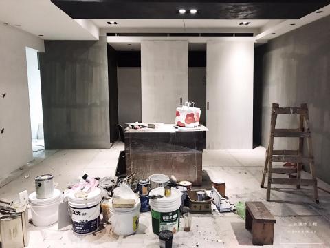 三設企業 - • 施工地點:七堵透天厝
• 服務項目:全室粉刷噴漆、特殊仿飾藝術塗裝
• 坪數:60坪
--------------------------------------------------
⚠️歡迎需要粉刷裝潢的老闆們請致電或私訊詢問哦～
?服務範圍：北北基、桃園、新竹以北
?免費線上諮詢?免費到府估價
➖提供線上報價服務➖
✅免費諮詢專線：0987350753