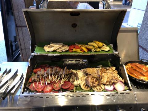 專業廚師 - BBQ碳烤牛小排、豬肋排、香茅雞腿肉、孜然串燒羊肉。