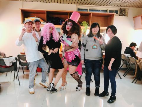 深夜放電所 - 團隊後臺合照。