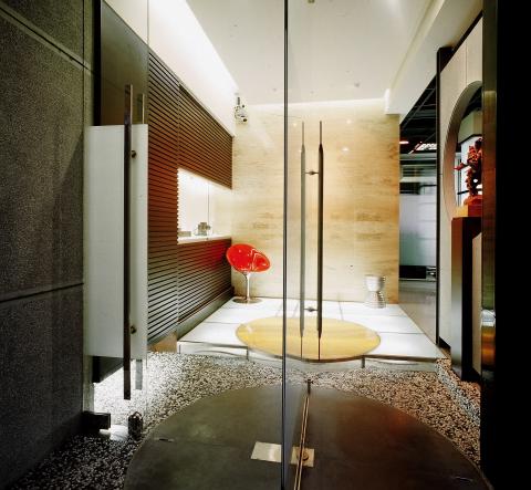 京采空間設計 - 北市信義區 傑亨國際有限公司
面積:35坪 (有效使用)  
人數:15人
風格:精緻Loft工業風
取材運用上有許多呈現是刻意營造純粹建物本質與精緻工藝的對比效果:
■ 型鋼架構起隔間的粗獷、玻璃光牆的純淨,
■ 水泥斬石鋪面傳承的質樸、天然石材紋理的貴氣,
■ 鋼材加工的砂面與鏡面所呈現的手工品味與細膩等。
 京采空間設計 - 北市信義區 傑亨國際有限公司
面積:35坪 (有效使用)  
人數:15人
風格:精緻Loft工業風
取材運用上有許多呈現是刻意營造純粹建物本質與精緻工藝的對比效果:
■ 型鋼架構起隔間的粗獷、玻璃光牆的純淨,
■ 水泥斬石鋪面傳承的質樸、天然石材紋理的貴氣,
■ 鋼材加工的砂面與鏡面所呈現的手工品味與細膩等。