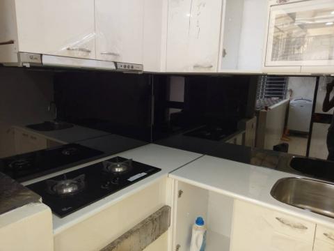 展翔鋼鋁門窗 - 烤漆玻璃
不透光 易清理的特性
非常適合貼附於廚房料理檯前壁面
方便清潔油污
烤漆玻璃有非常多配色
可以根據個人喜好來搭配
美觀又實用