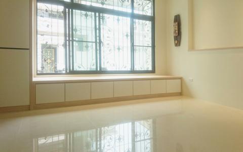 乾品帝室內設計 - 大家晚上好~小編又來跟大家分享，最近一樣南來北往的跑，這是今天在台南新營另一個工地安裝鐵件烤漆拉門的樣子，感謝業主的託付，讓我們有機會完成，樣式可以依照設計程度客製化，交給我們承接的案子，我們施工進度都會做照片紀錄，向業主回報，從鐵件在工廠內的製程，以及到現場的安裝，我們工程品質都會作透明的追蹤，所以交給我們就能放心喔～??
#台南新營
#客製化設計
#鐵件拉門烤白漆
#玻璃待進場
#感謝廠商