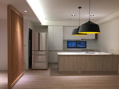 草自生 設計工作室 - 具穿透感的木做格柵，讓餐廳及兒童遊戲區 有些許阻隔但又可以有區隔。增加視覺上的豐富感。