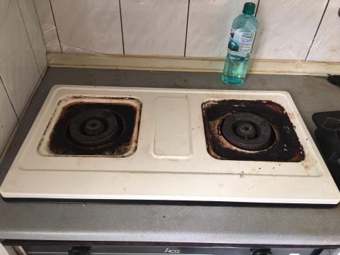 御宅清潔 - 廚房重油污處理前照