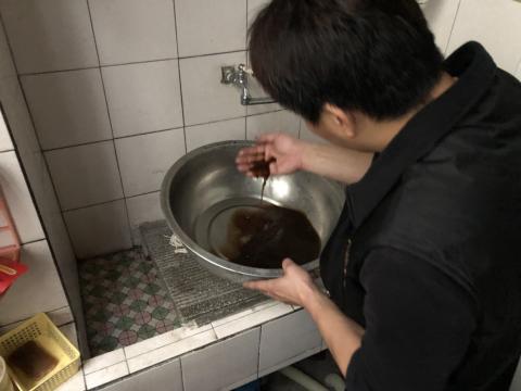 小林.水達人 - 小林水達人這次來到頭份，此戶屋齡30幾年，之前使用地下水，雖然現在使用自來水，但之前地下水的雜質依舊附著於管內，影片中可看出鐵鏽雜質與青苔藻類被洗出來，是不是有點療癒呀 ^_^ !