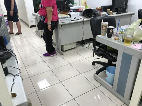 阿國清潔企業社  昊駿工程行 - 清洗打臘後的地板發光發亮