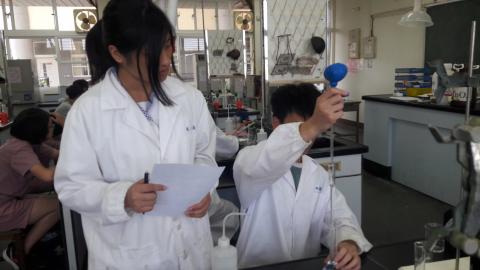 張允禎 - 帶學弟妹化學丙級技術士的實驗操作